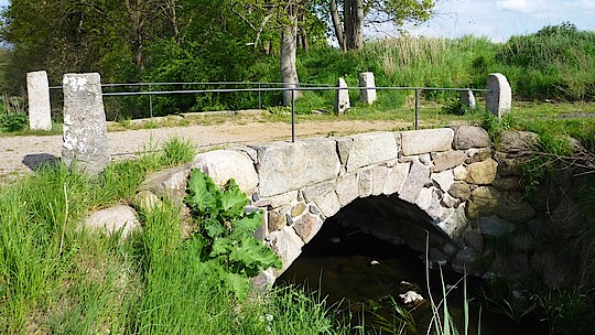 Die Löhrstorfer Brücke bei Sütel wurde um 1600 erbaut und war Teil eines alten Fernweges von Skandinavien in den Süden. Foto: Grümbel
